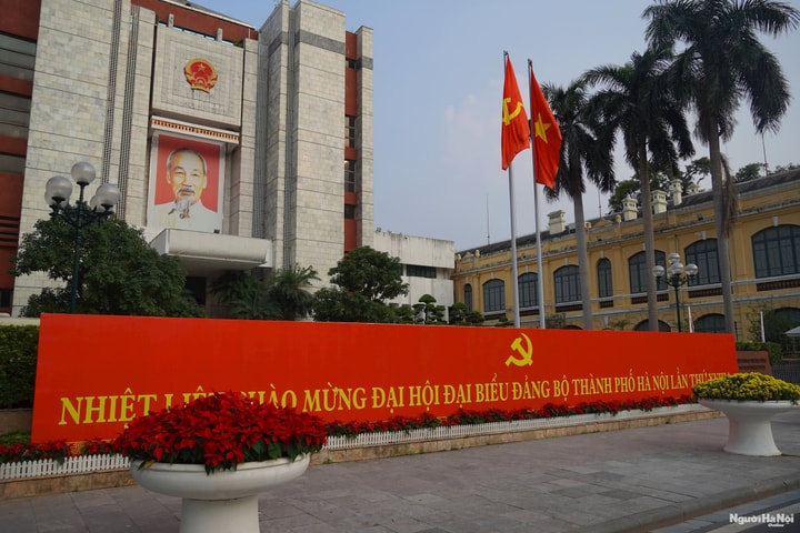 Phố phường Hà Nội được trang hoàng rực rỡ chào mừng Đại hội Đảng bộ Thành phố