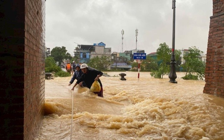 Mưa lũ lớn ở miền Trung, hơn 100.000 ngôi nhà bị ngập