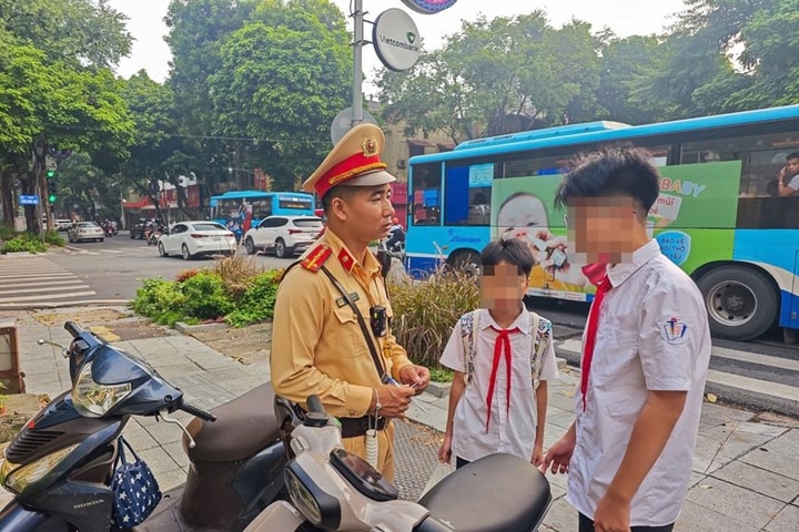 Đột xuất kiểm tra, xử lý vi phạm đối với học sinh, phụ huynh vi phạm giao thông trên địa bản thành phố