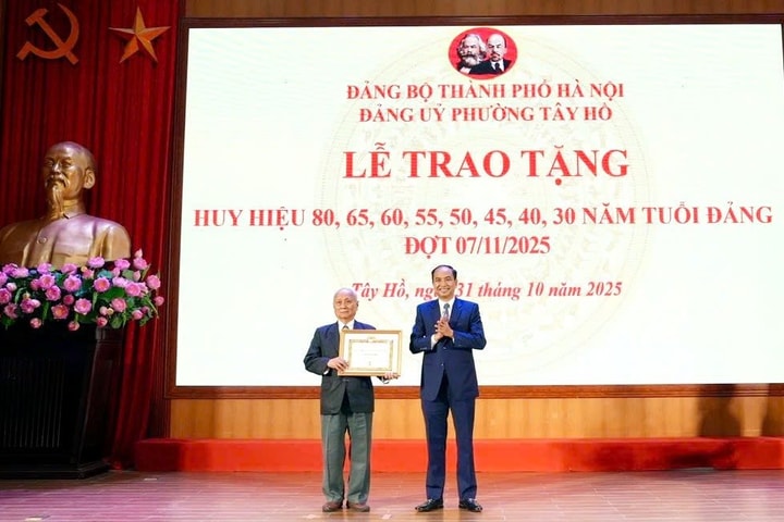 Đảng uỷ phường Tây Hồ trao Huy hiệu Đảng đợt 7/11 tặng 129 đảng viên