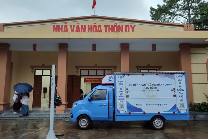 Chuyến xe dịch vụ công lưu động đến phục vụ đồng bào dân tộc xã Ba Vì