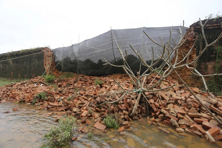 Mưa lũ kéo dài, sập tường gạch Hoàng Thành Huế