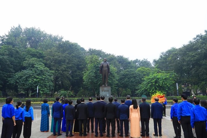 Lãnh đạo Thành phố Hà Nội dâng hoa kỷ niệm 108 năm Cách mạng Tháng Mười Nga