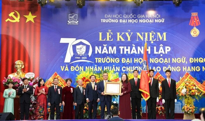 Trường Đại học Ngoại ngữ - ĐHQGHN đón nhận Huân chương Lao động hạng Nhất