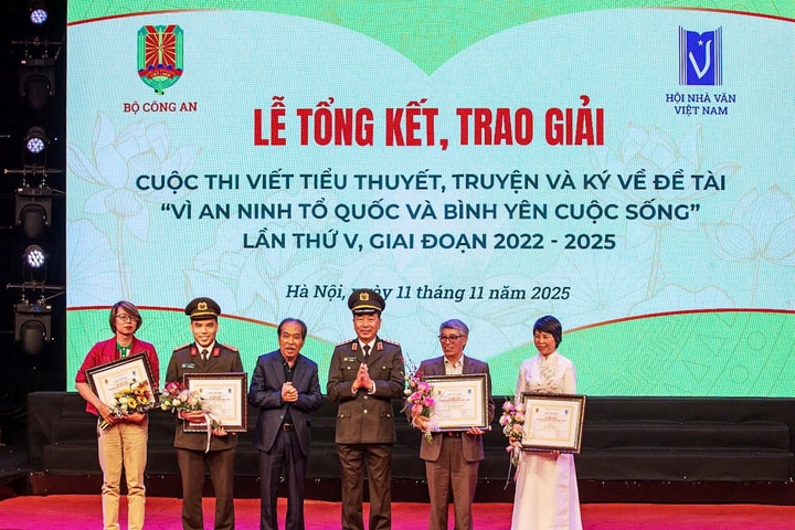 Trao giải cuộc thi viết về đề tài "Vì an ninh Tổ quốc và bình yên cuộc sống" lần thứ V