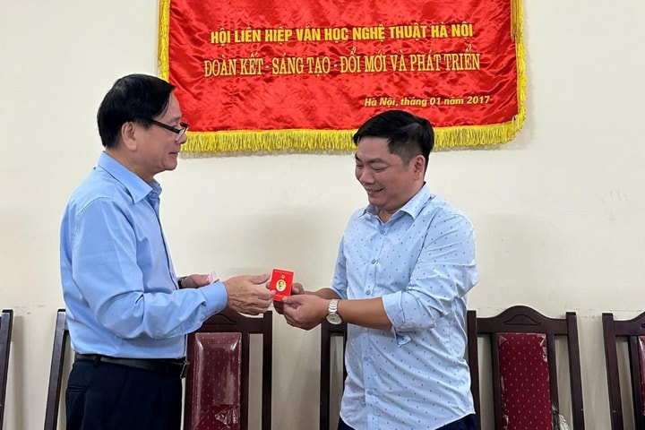 Chi bộ Hội Liên hiệp VHNT Hà Nội tổ chức trao quyết định công nhận đảng viên chính thức và thẻ đảng viên mới