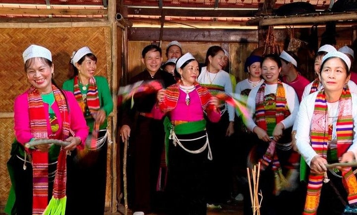 Diễu hành trình diễn văn hóa dân tộc Mường xung quanh hồ Gươm