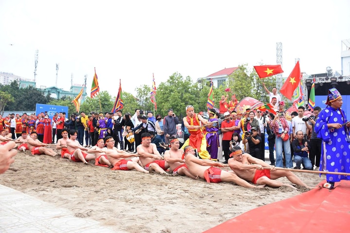 Giao lưu, trình diễn nghi lễ và trò chơi kéo co tại đền Trấn Vũ