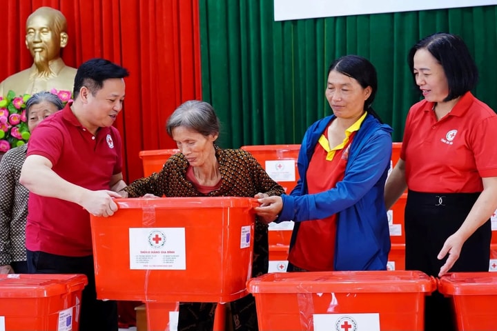 Hội Chữ thập đỏ Việt Nam tôn vinh điển hình nhân đạo để lan tỏa lòng nhân ái