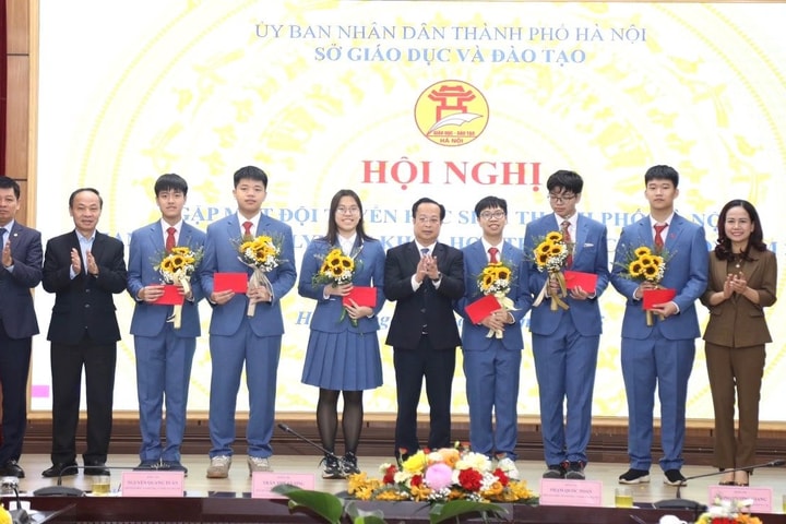 Hà Nội: Gặp mặt đội tuyển thi Olympic Khoa học trẻ quốc tế 2025