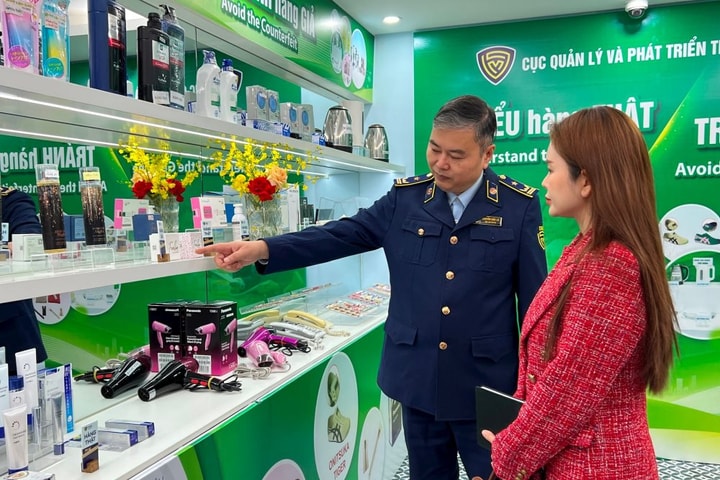 Khai mạc Phòng trưng bày Hàng thật - Hàng giả