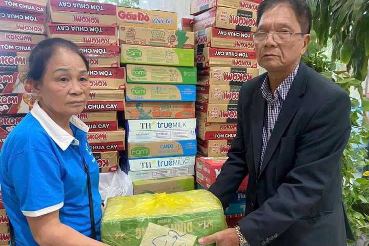 Chi hội phụ nữ Thanh Xuân Nam tiếp tục đóng gói nhu yếu phẩm gửi vào miền Trung