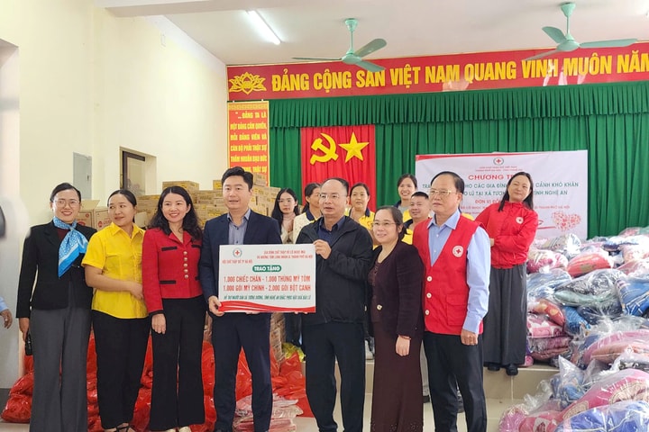 Hội Chữ thập đỏ Thành phố Hà Nội trao 1.000 suất quà tặng người dân Nghệ An bị ảnh hưởng mưa lũ