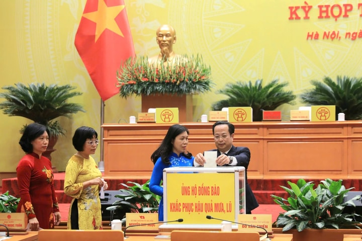Đại biểu HĐND Thành phố Hà Nội chung tay ủng hộ đồng bào bị thiên tai
