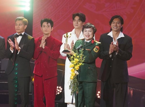 "Mưa đỏ" nhận giải Bông sen vàng tại Liên hoan Phim Việt Nam lần thứ 24