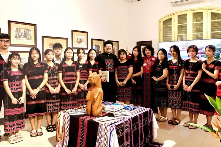 Triển lãm “Bản sắc văn hóa truyền thống A Lưới”