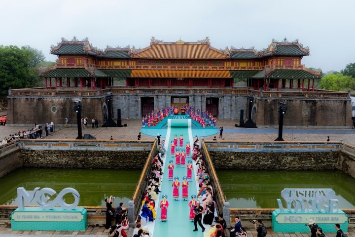 Gần 80 người đẹp Miss Cosmo 2025 trình diễn thời trang “Hello Cosmo From Vietnam” tại Ngọ môn Huế