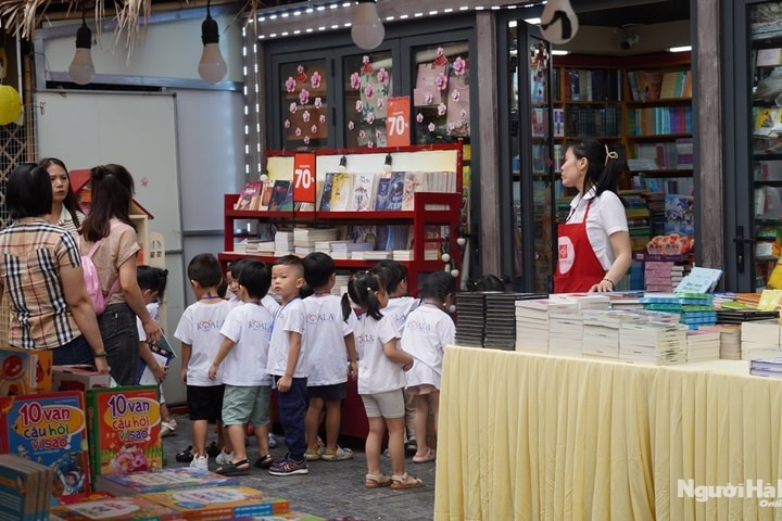 Chuỗi hoạt động đặc sắc quảng bá du lịch đêm tại Phố Sách Hà Nội 19/12