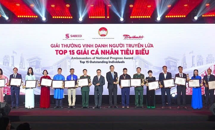 Sabeco vinh danh 15 “Người truyền lửa” trong hành trình "150 năm di sản vươn cao"