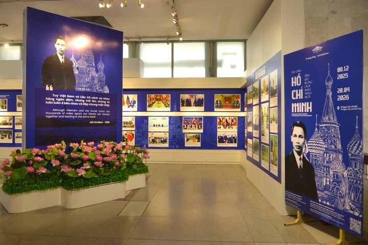 Trưng bày "Dấu chân Hồ Chí Minh trên quê hương Cách mạng Tháng Mười"