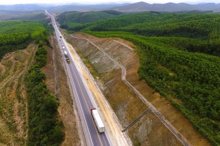 Mở rộng lên 4 làn xe tuyến đường bộ cao tốc Cam Lộ - La Sơn