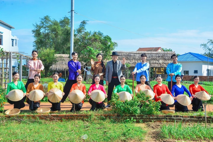 Danh ca Ngọc Sơn đồng hành cùng Michael Lang trong ca khúc viết về bà con nông dân