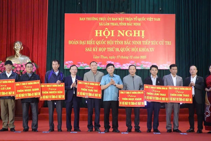 Chung tay chuyển đổi số cơ sở: Trao tặng thiết bị công nghệ cho các thôn xã Lâm Thao