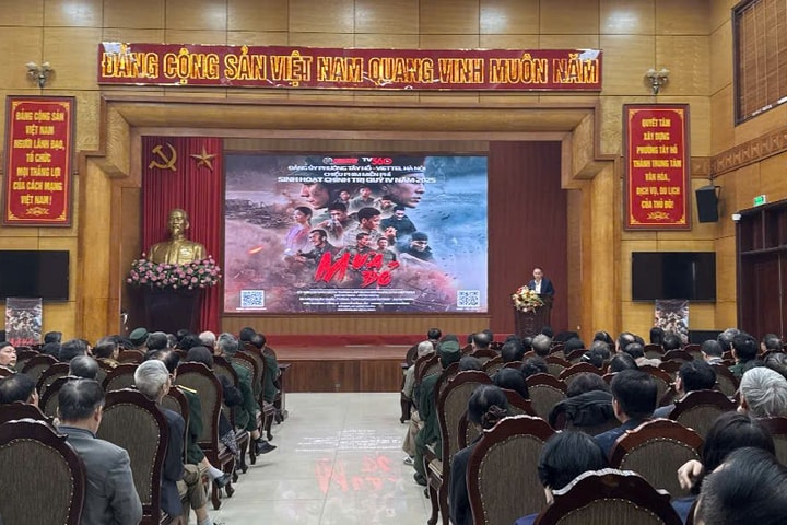 Phường Tây Hồ sinh hoạt chính trị qua hình thức xem phim "Mưa đỏ"