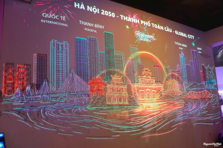 Trải nghiệm không gian triển lãm số "Hà Nội rạng rỡ - Ánh sáng và Di sản"