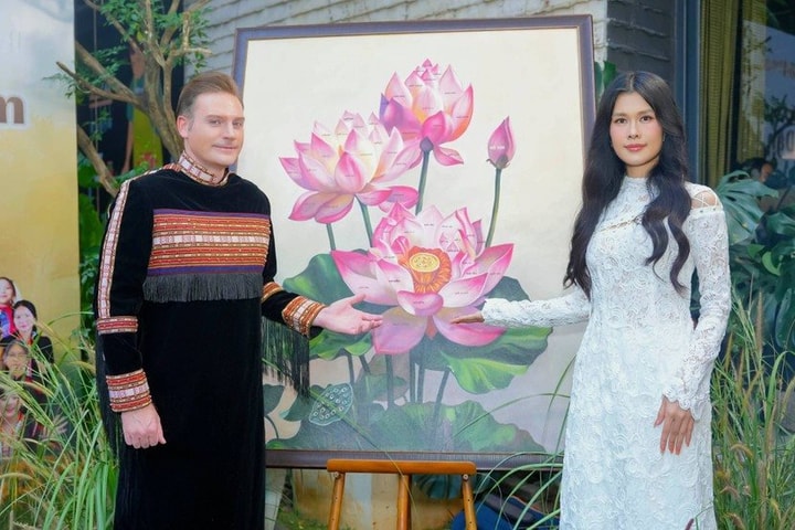 Dự án “54 Dân tộc Việt Nam” nhận kỷ lục Việt Nam với bức tranh hoa sen