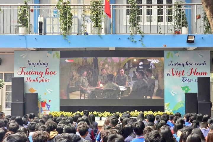 Học sinh Trường THCS Chương Dương xúc động khi xem phim “Mưa đỏ”