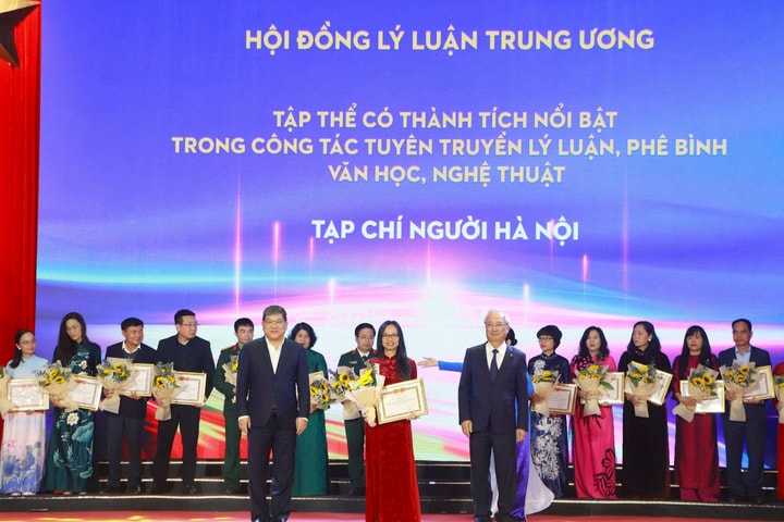 Tạp chí Người Hà Nội nhận tặng thưởng của Hội đồng Lý luận Trung ương