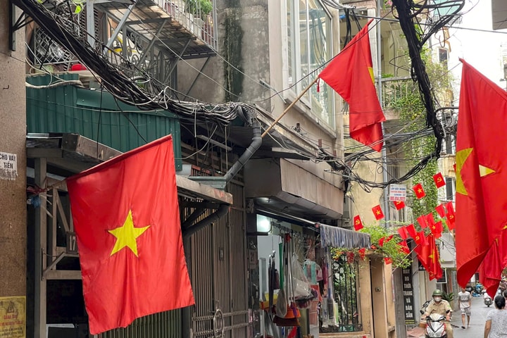 Hà Nội treo cờ Tổ quốc chào mừng Tết Dương lịch năm 2026