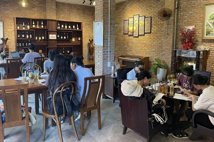 Quán cà phê – “phòng học mở” của người trẻ Hà Nội mỗi mùa thi
