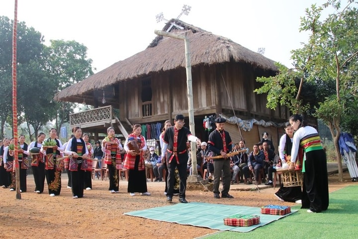 Về Ngôi nhà chung vui Tết bản làng