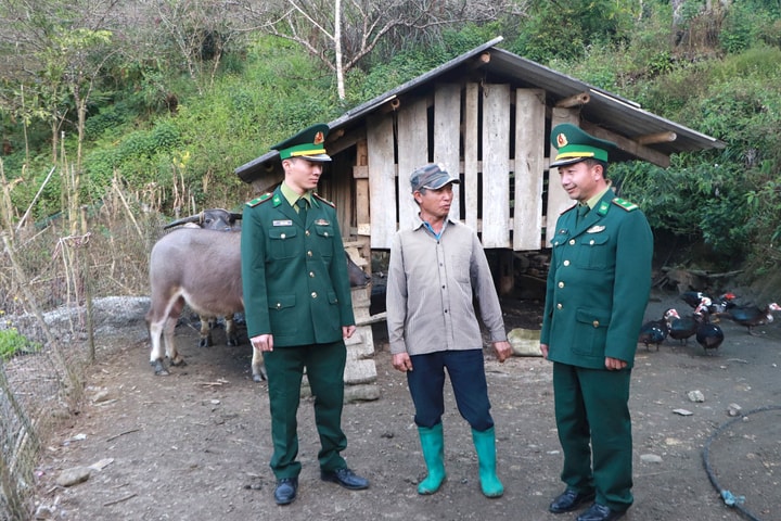 Bài 2: Thắm đượm tình quân dân vùng biên giới