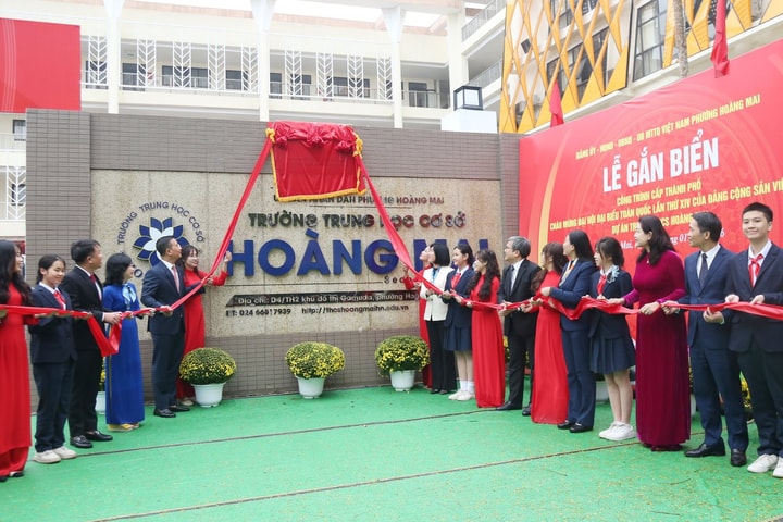 Gắn biển công trình Trường THCS Hoàng Mai chào mừng Đại hội XIV của Đảng
