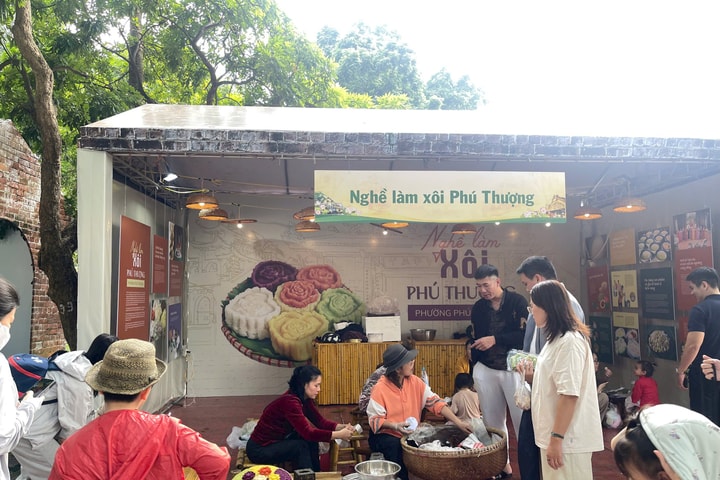 Hà Nội sắp xếp lại chợ dân sinh, tạo điều kiện cho tiểu thương rời "chợ cóc"