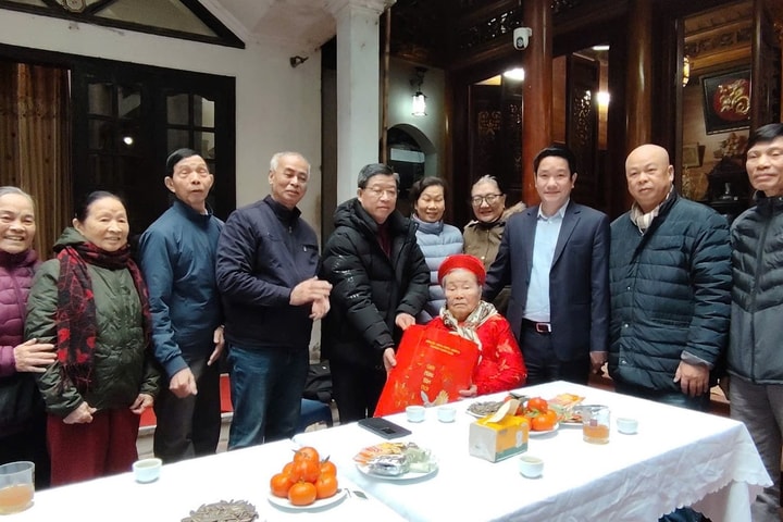 Lãnh đạo phường Thanh Xuân thăm, chúc Tết gia đình mẹ liệt sĩ