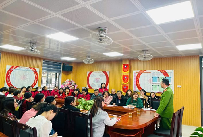 Tuyên truyền kỹ năng, nghiệp vụ đảm bảo an toàn PCCC&CNCH cho giáo viên, cán bộ, công nhân viên trường Mầm non Nhân Chính