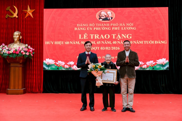 Phường Phú Lương tổ chức lễ trao tặng huy hiệu Đảng cho 12 đảng viên đợt 03/2/2026