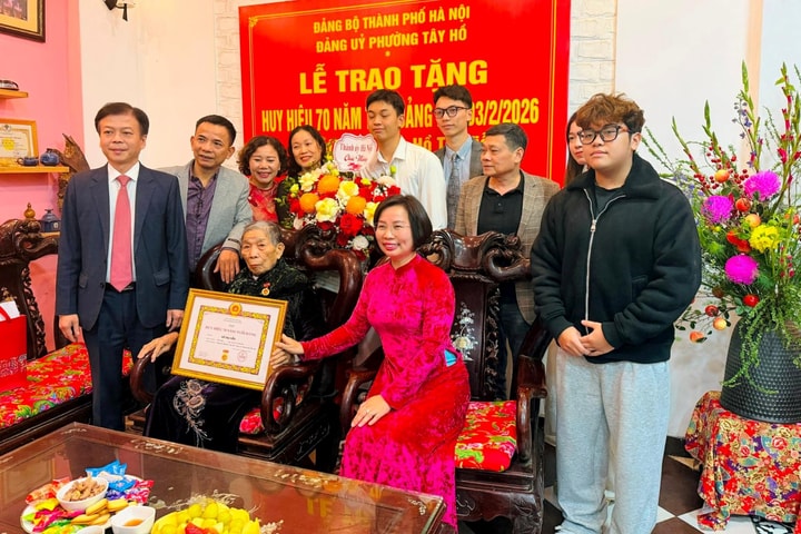 Chủ tịch Ủy ban Mặt trận Tổ quốc Việt Nam TP Hà Nội trao Huy hiệu Đảng tại phường Tây Hồ