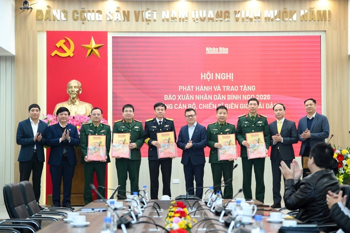 Trao 40.000 số Báo Xuân Nhân Dân Bính Ngọ tặng cán bộ, chiến sĩ biên giới, hải đảo