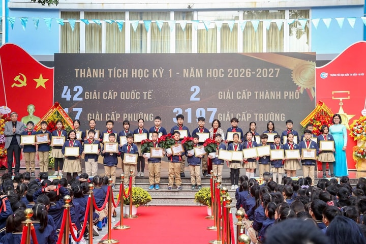 Trường Tiểu học Đoàn Thị Điểm - Hà Nội đón nhận danh hiệu Anh hùng Lao động