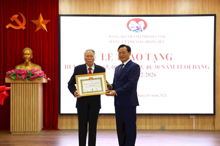 Phường Hồng Hà trao Huy hiệu Đảng cho các đảng viên đợt 3/2