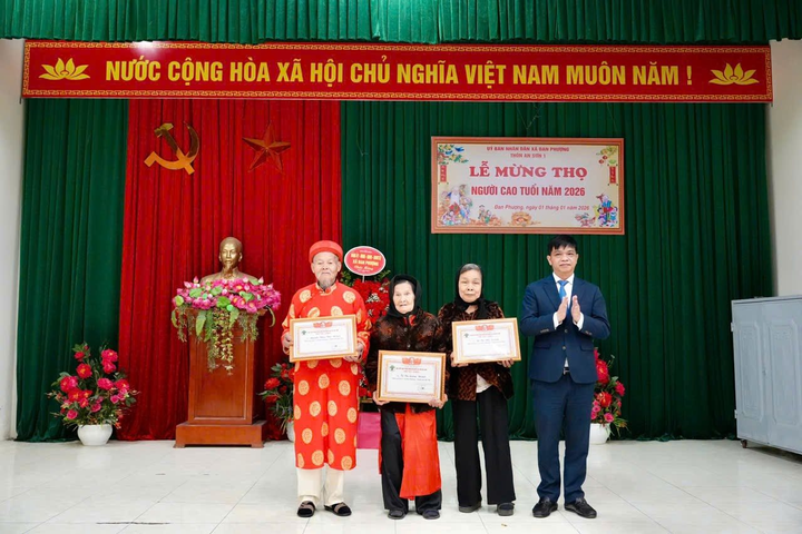 Xã Đan Phượng tặng quà của Chủ tịch nước, Thành phố Hà Nội tới các đối tượng hưởng chính sách dịp Tết Bính Ngọ 2026