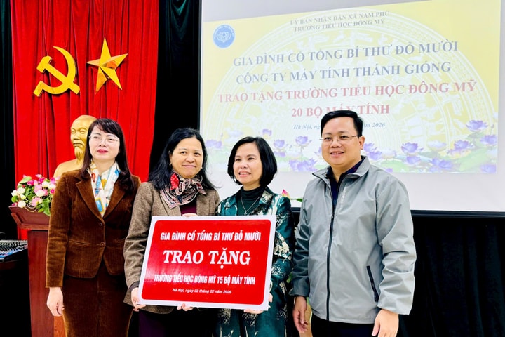 Gia đình cố Tổng Bí thư Đỗ Mười trao tặng 20 bộ máy tính cho Trường Tiểu học Đông Mỹ