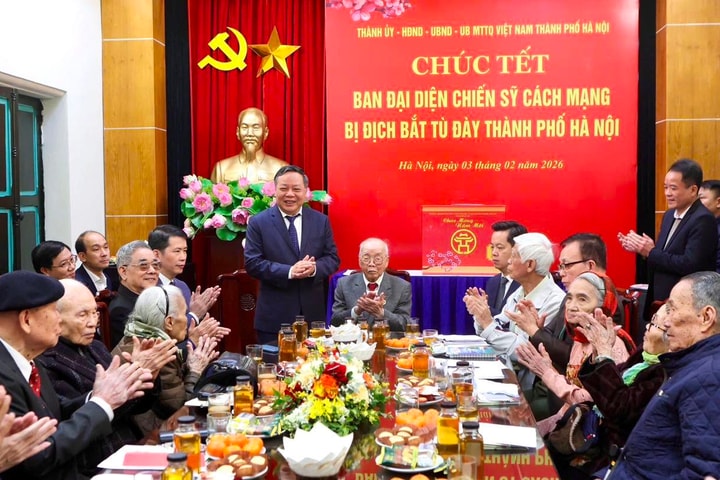 Lãnh đạo Thành phố Hà Nội thăm, tặng quà cán bộ lão thành