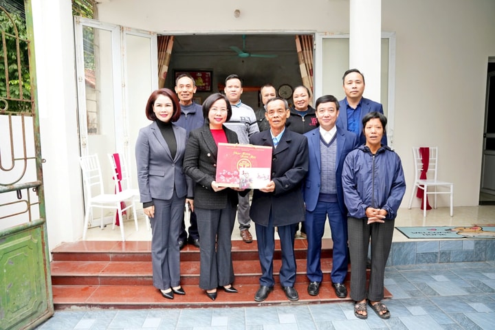 Lãnh đạo TP Hà Nội chúc mừng Giáo phận Hưng Hóa, tặng quà gia đình người có công tại phường Sơn Tây