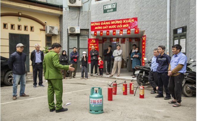 Tăng cường tuyên truyền, tập huấn kỹ năng PCCC&CNCH cho cư dân chung cư B, C1, C2 phố Lê Trọng Tấn